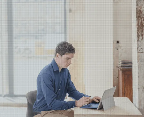 Een foto van een Kojac ontwikkelaar die een aan een IT project werkt.
