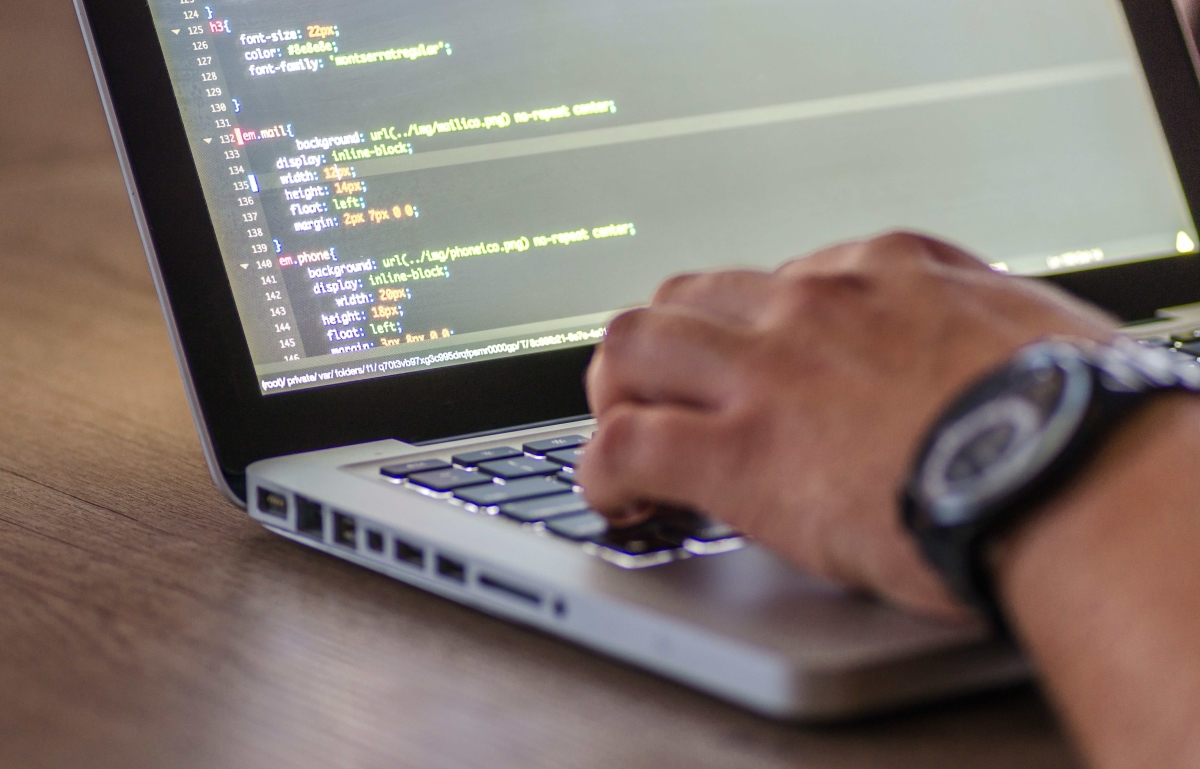 Een foto van een Kojac ontwikkelaar die een aan een IT project werkt.