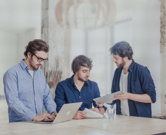 Drie ontwikkelaars van Kojac die een project bespreken