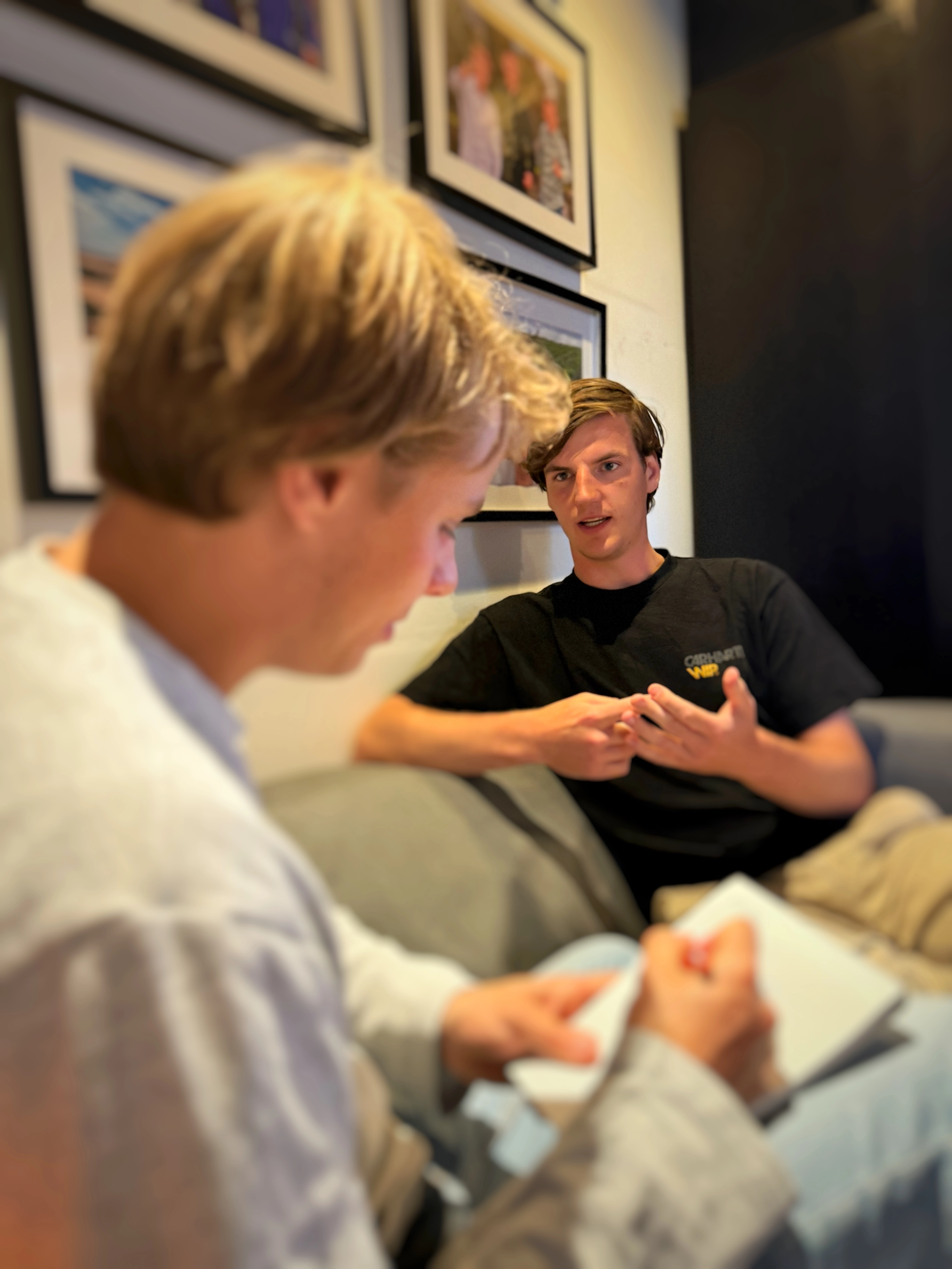 Een foto van een Kojac ontwikkelaar die een aan een IT project werkt.