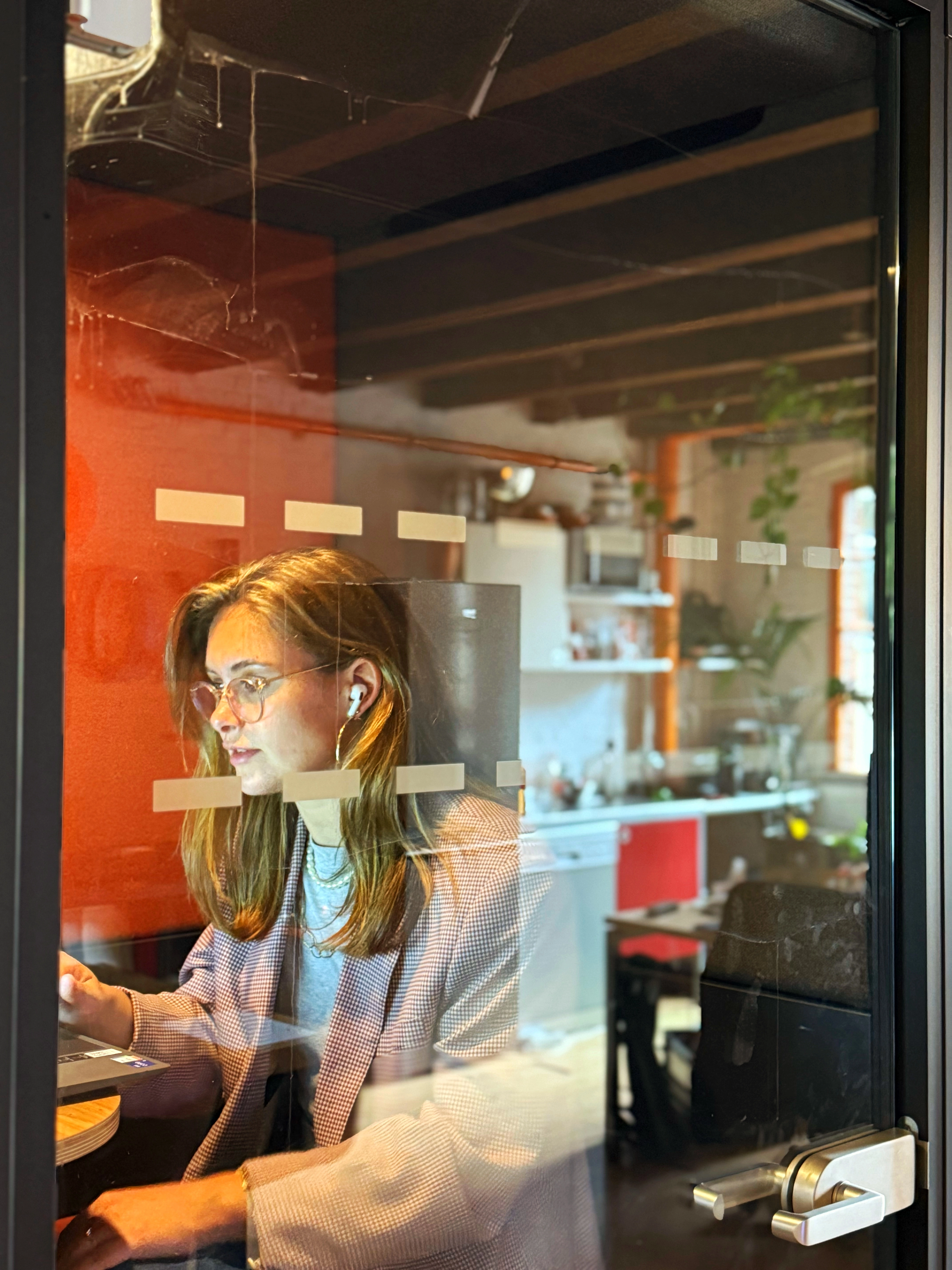 Een foto van een Kojac ontwikkelaar die een aan een IT project werkt.